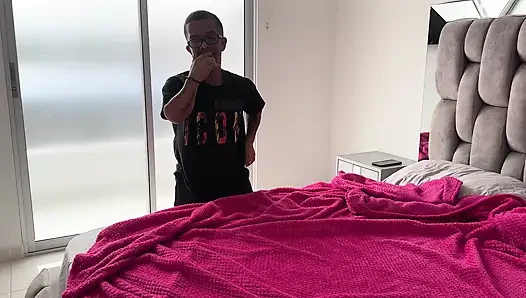 Die junge Masseurin fickt die Stiefschwester seines kleinen Freundes hart, während er zusieht, wie sie sie ficken