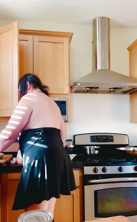 Tante semok bimbo lagi topless bikin chow mein