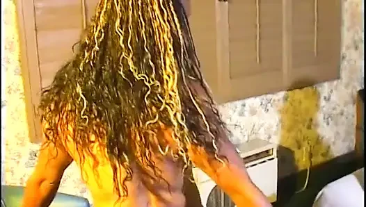 Kel zenci adam içeride seksi zenci fahişeyi sikiyor