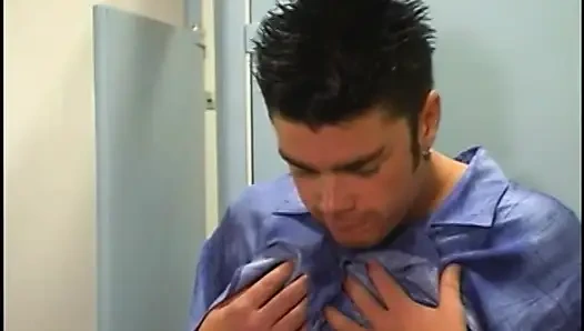 Schwanzanbetungs-schlampe gibt typen kopf in der toilette