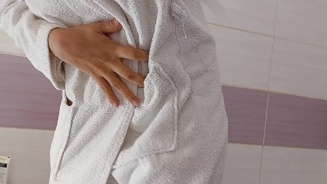 Sexy brunette scheert haar benen. Amateur vrouw harig poesje, grote tieten.