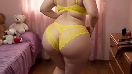 big-bootied woman in yellow leggings shaking her butt