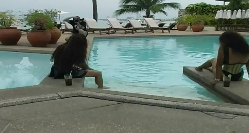 2 seksi latine predstavljaju lateks fetiš u bazenu i na plaži