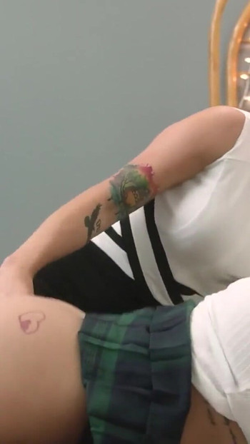 Espectacular momento de "Maestra milf exige obediencia y sumisión total de sus estudiantes cachondos - MYLF"