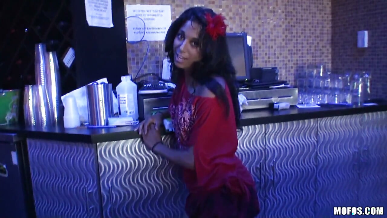 Latina Sex Tapes - Goregous Morena Gia Steel seduz Trey no Escritório com Seus Peitos Incríveis &Bunda