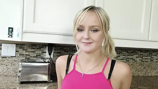 Natalia Queen любит большой палец в заднице и кримпай в ее пизду