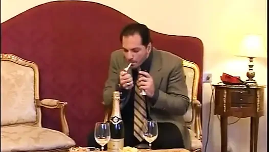 Blonde schönheit mit dickem arsch wird anal geritten