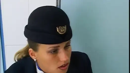 Стюардесса писает в общественном туалете, затем трахается с большим членом, который кончает в рот