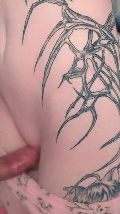 Růžové vlasy nevlastní sestra honí můj obrovský penis, Deepthroats detailní, Tření masivního ptáka na plešaté kundičce a bere sperma v kalhotkách, které nosí