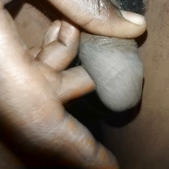 Zu Hause einsam nach dem Handjob auf der Toilette