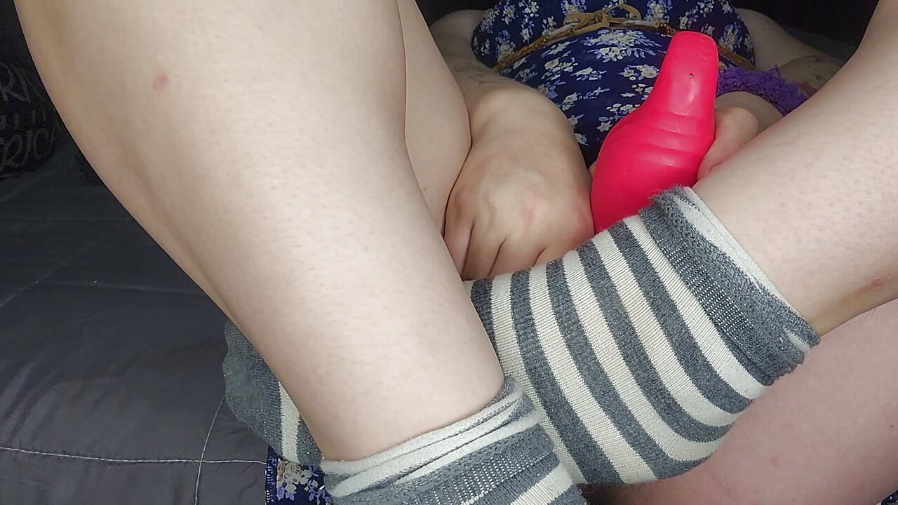 Fucking my tight pregnent pussy i need to cum twice a day