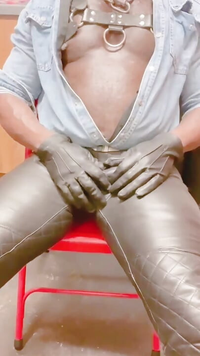 Шкіряні м'язи вітчима соло гра цицьок