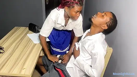 Squirtende zierliche studentin zog das kondom aus, weil sie es haut zu haut liebt