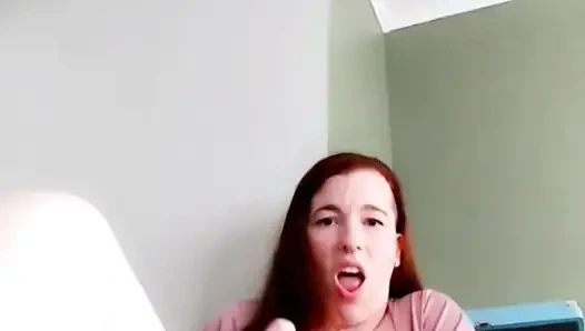 Youtuberin tränkt ihren schreibtisch mit einem tiefen dildofick