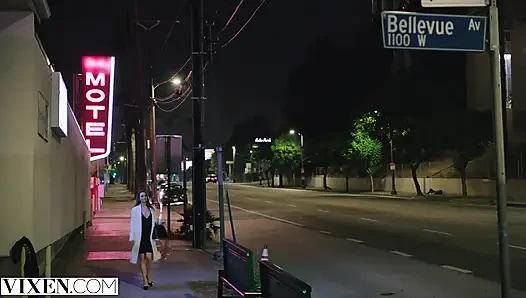 Vixen - janice griffith dan ivy wolfe menyepong di halaman belakang untuk bersenang-senang di kolam renang malam hari