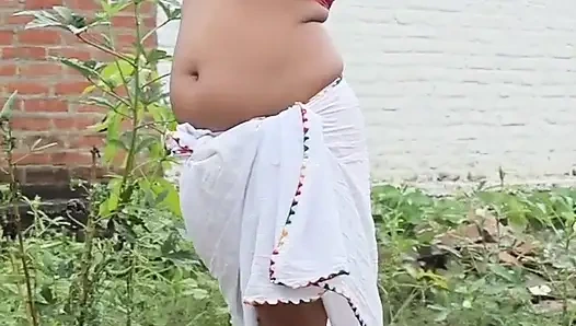 Ateşli yengem odamda tamamen mastürbasyon yaparken beni yakaladı