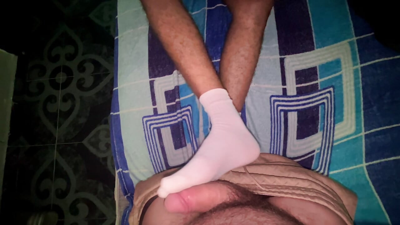 MORENO VERGON DA UN FOOTJOB A SU VECINO CON CALCETINES BLANCOS PUESTOS