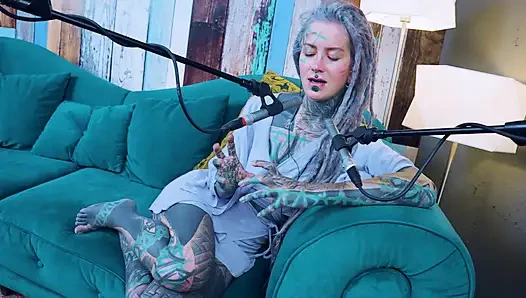 Ich spreche über Y - YOU - ASMR podcast SFW spricht goth dünnes mädchen dreadlocks tattoo-modell inked mädchen