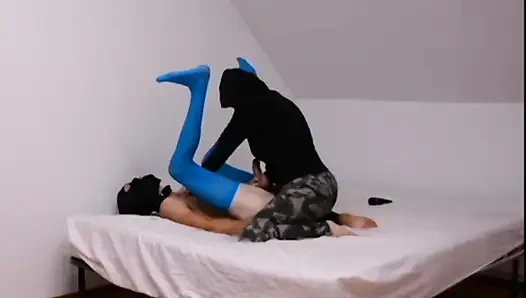 Üvey annem kötü notlar için beni sert bir şekilde cezalandırıyor