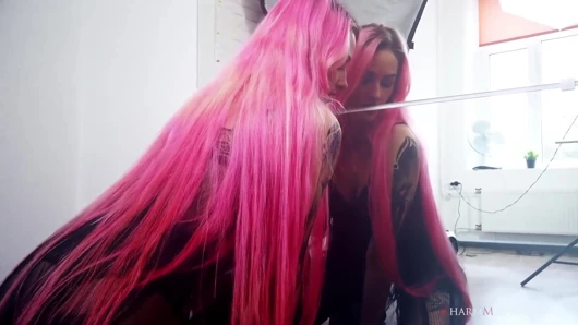Adele si gadis seksi rambut pink dengan cermin lagi asik muasin memeknya di dinding