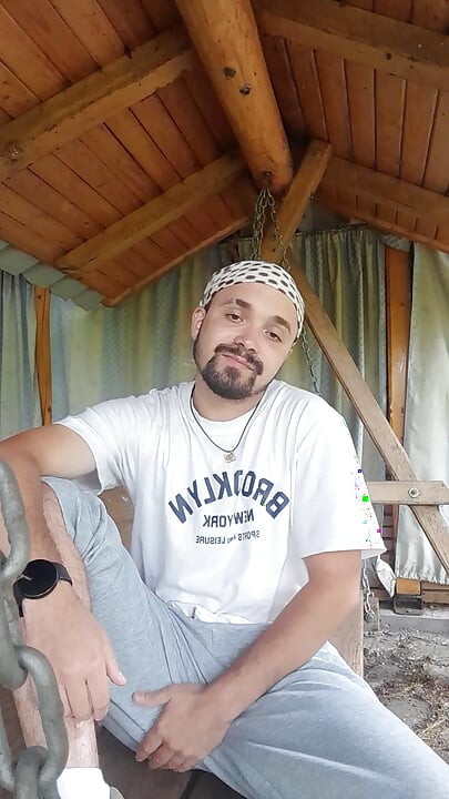 Daeros is talking with his fans