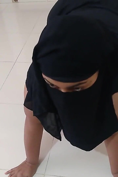Uma bela mulher árabe é oferecida dinheiro para foder em um hotel e depois gozar dentro de sua buceta suculenta