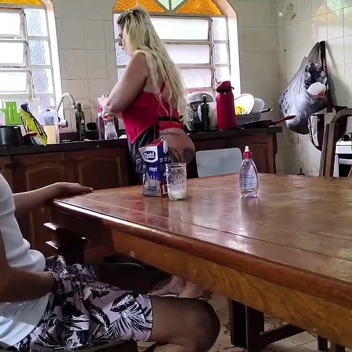 Üvey anne mutfağında sıkışmış ona süt teklif etti