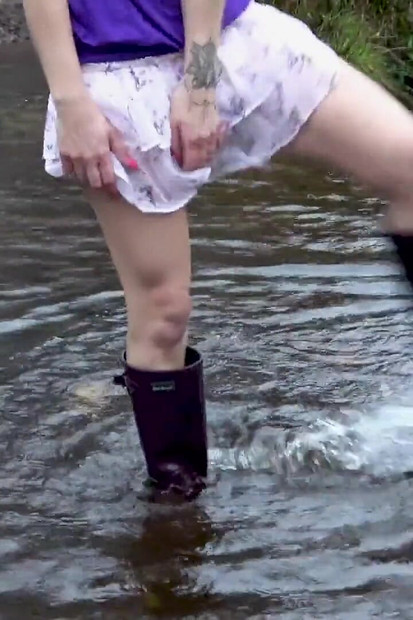 Welly Sploshing u čizmama bez gaćica!