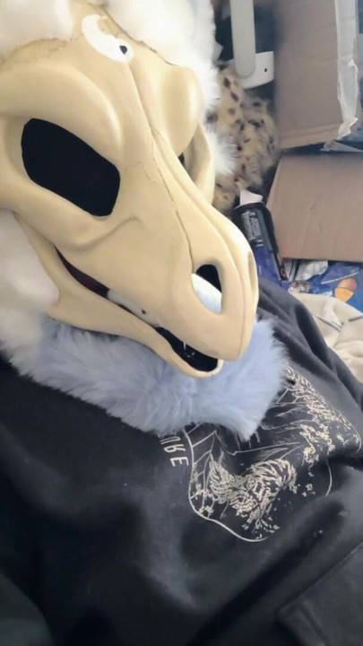 Skulldragon flapping with fur gloves