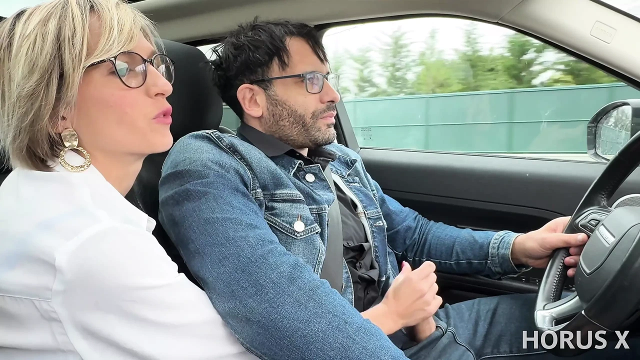 丰满的金发熟女Dedine在车里被她的司机干