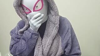 Spidergwen мастурбирует вибратором и испытывает оргазм несколько раз в сексуальном фиолетовом платье