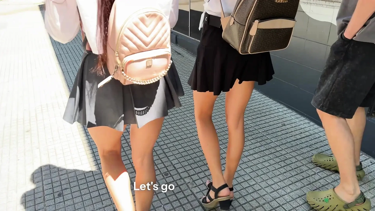 好女孩喜欢吮吸鸡巴而不是学习