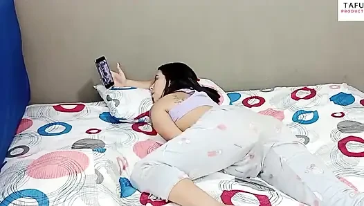 Aku mergokin ibu tiriku yang sange lagi asik masturbasi di kamar