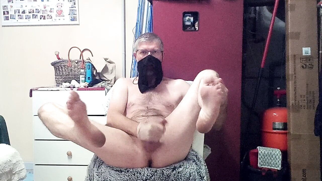 naked feet cum