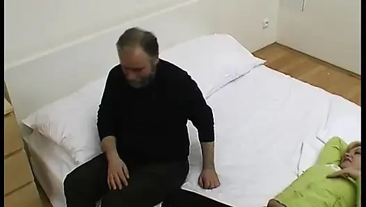 Tante seksi rambut pirang dientot habis-habisan sama kontol besar pria yang lebih tua