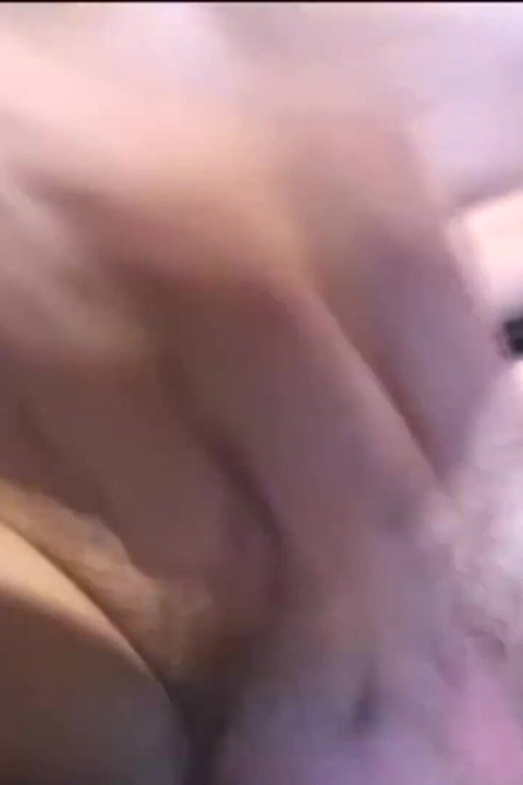 Cowok bahagia berhubungan seks dengan gadis t-t semok dengan stoking dan sepatu hak tinggi