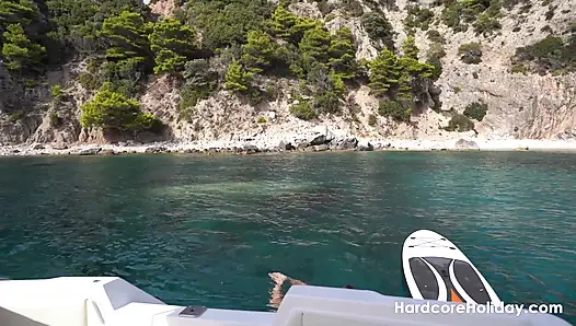 Шаловливый секс на лодке