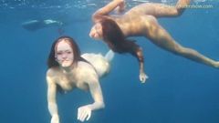 2 fete fierbinți goale în mare înotând