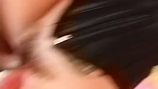 Geile MILf lutscht zwei massive schwänze und reitet es dann zu einem mund, abspritzen