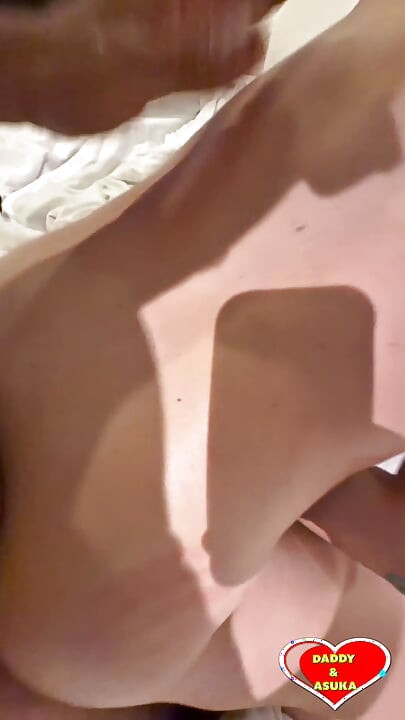Spiser og viser frem den nydelige saftige bunnen før creampie