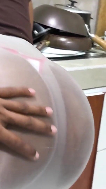 Eu pego minha madrasta lavando a louça me excita e me diz para penetrar nela | Clipe 1