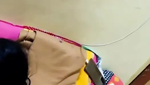 Hintli desi kız gırtlağına kadar alıyor ve domalarak sikiliyor