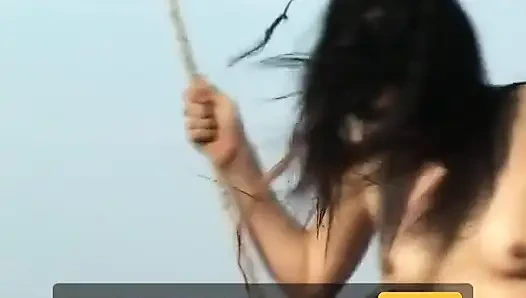 Cewek Asia cantik di ayunan