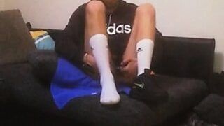 穿着白色adidas_socks的Twink-slut向你展示自己并用他的贪婪，操逼的菊花真的又粗又硬