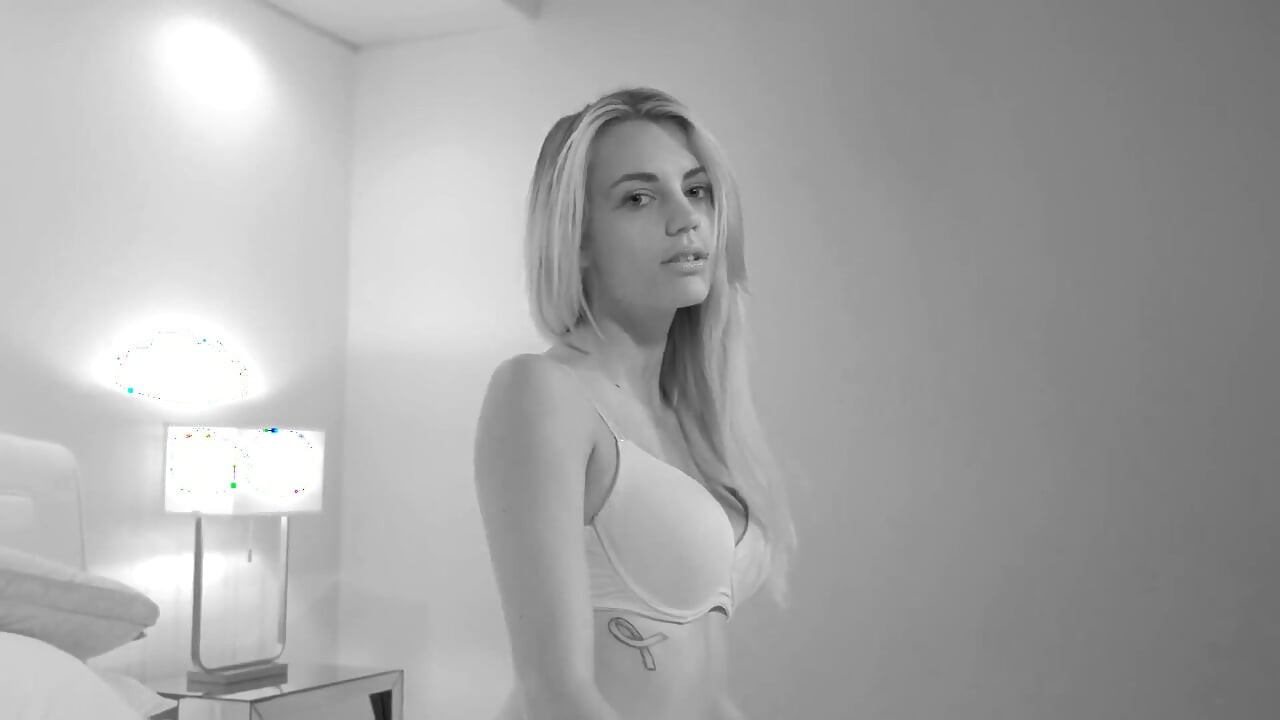 二人の金髪の女性が情熱的に指で愛撫し、輝くおもちゃを分け合う