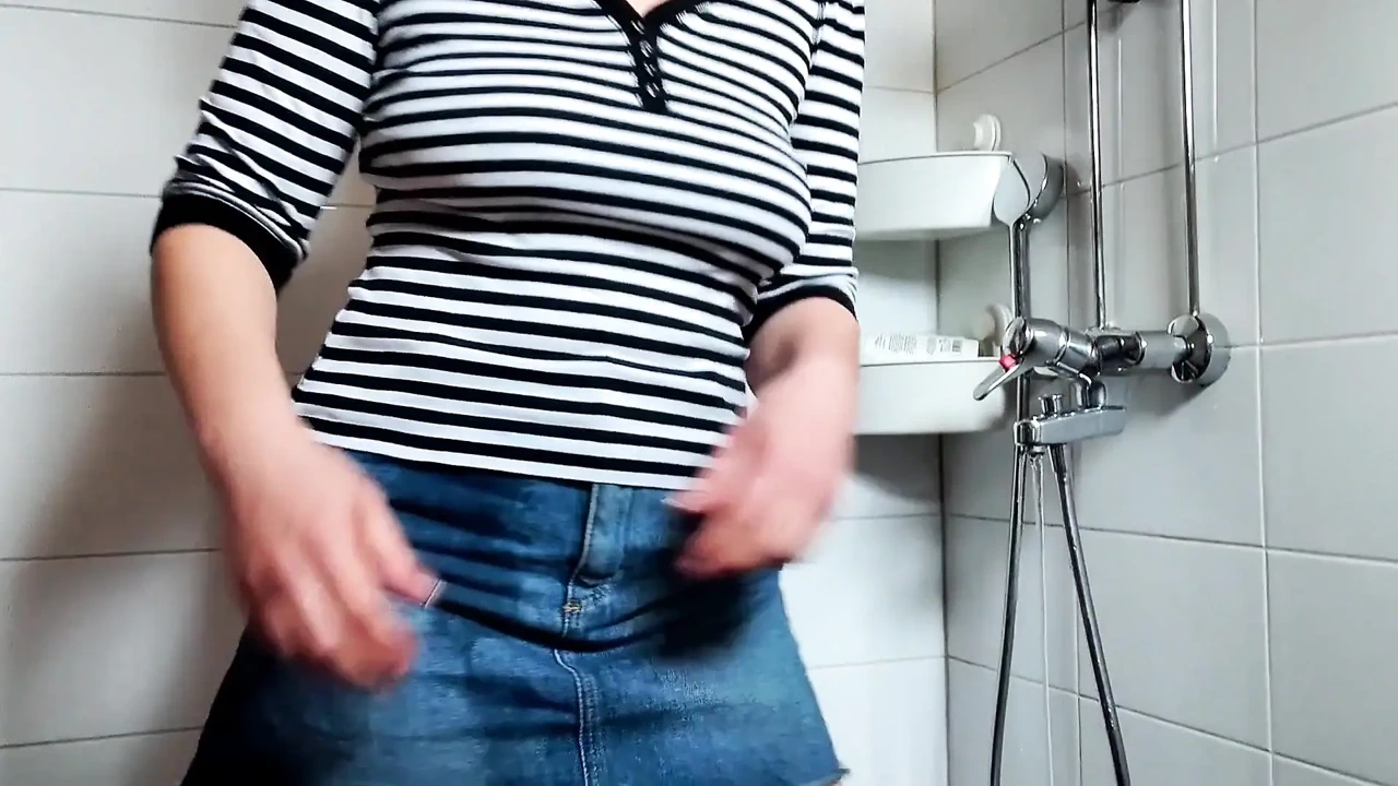 在热水淋浴中自慰毛茸茸的阴户