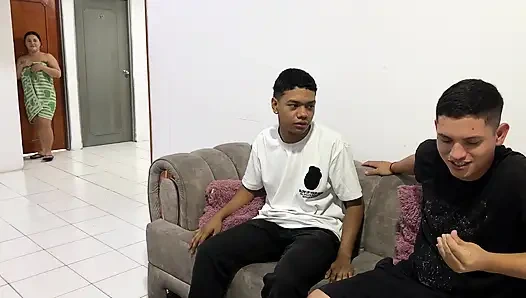 Aku ceroboh dan sahabatku ngentot memek sempit adik tiriku yang super sange sampai memek beceknya dientot habis-habisan