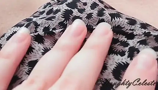 Naughtyceleste kirli kullanılmış külotla mastürbasyon yapıyor ve boşalıyor