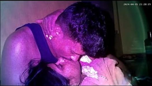 Indische dorfhaus-ehefrau und housband küssen sich