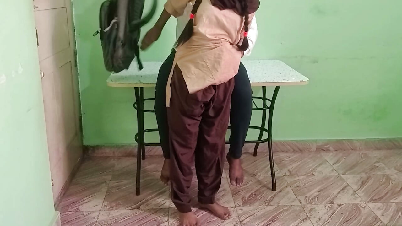 Ma belle-sœur indienne chaude a une chatte serrée et crémeuse qui gémit de plaisir avec un orgasme crémeux